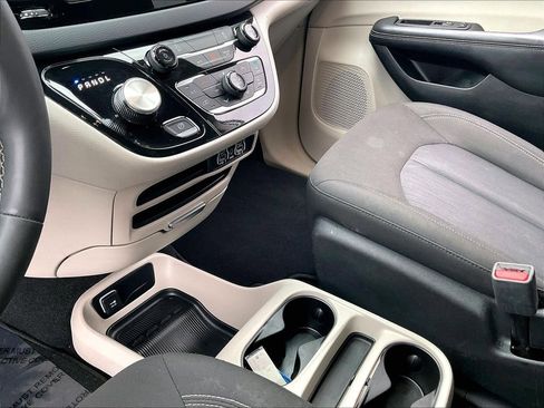 Used 2023 Chrysler Voyager LX image 20