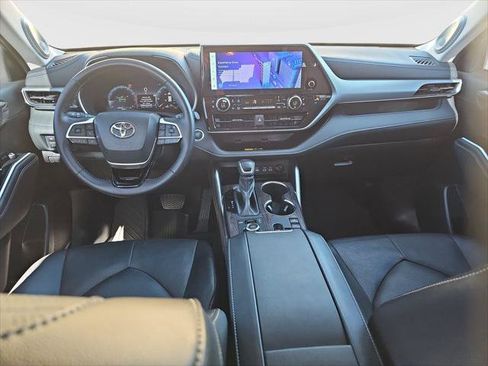 Certified 2025 Toyota Highlander Platinum AWD/4WD image 19