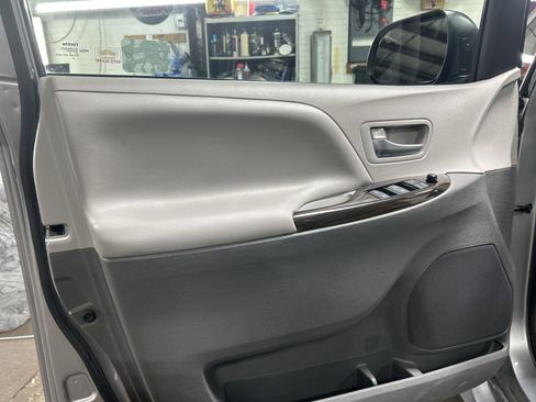 Used 2018 Toyota Sienna XLE Premium image 24