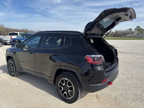 Used 2025 Jeep Compass Trailhawk image 3