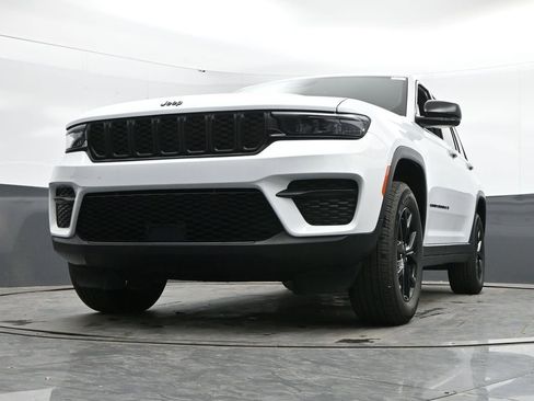 Used 2025 Jeep Grand Cherokee Altitude AWD/4WD image 43