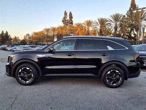 Used 2025 Kia Sorento S image 2