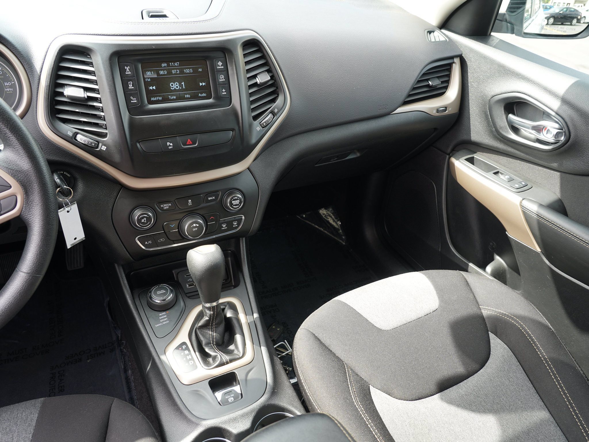 Used 2018 Jeep Cherokee Latitude w/ Safety Group AWD/4WD image 21