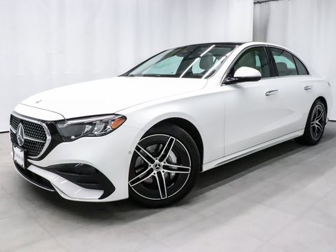 Used 2025 Mercedes-Benz E 350 4MATIC Sedan image 3