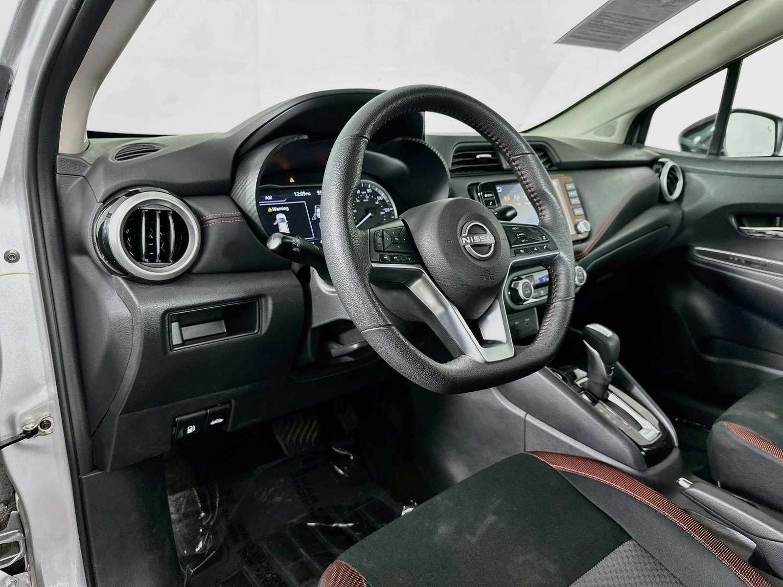 Used 2024 Nissan Versa SR FWD image 10