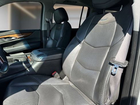 Used 2017 Cadillac Escalade ESV Luxury image 7