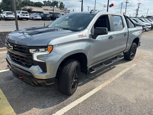 Used 2025 Chevrolet Silverado 1500 LT Trail Boss w/ Convenience Package II AWD/4WD image 3