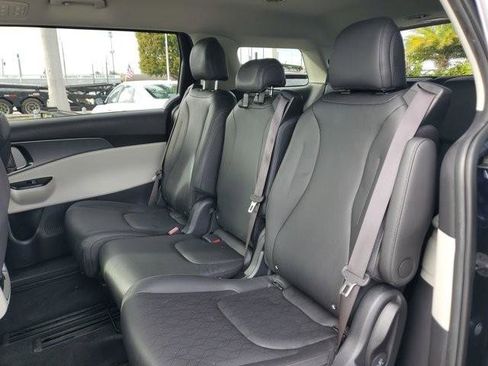 Used 2024 Kia Carnival LX image 19