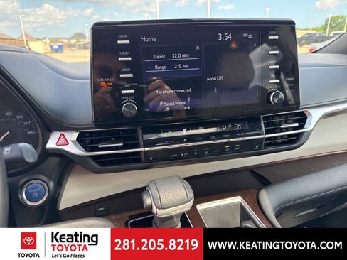 Used 2024 Toyota Sienna XLE FWD image 19