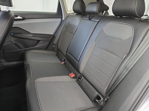 Certified 2022 Volkswagen Taos SE image 13