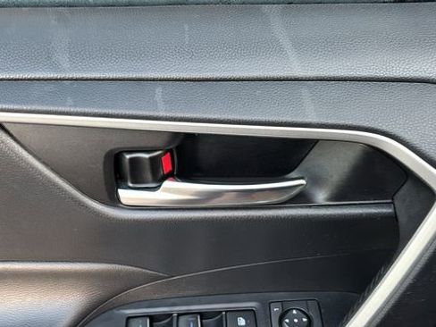 Used 2022 Toyota RAV4 XLE image 10