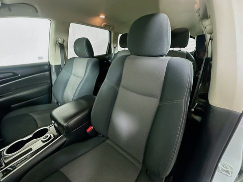 Used 2019 Nissan Pathfinder SV image 19