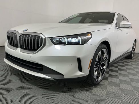 Certified 2025 BMW 530i w/ Premium Package RWD image 2