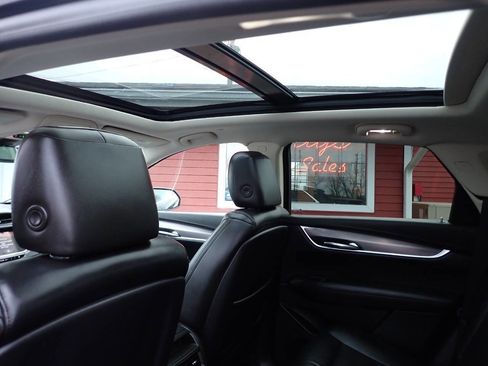 Used 2017 Cadillac XT5 Luxury image 9