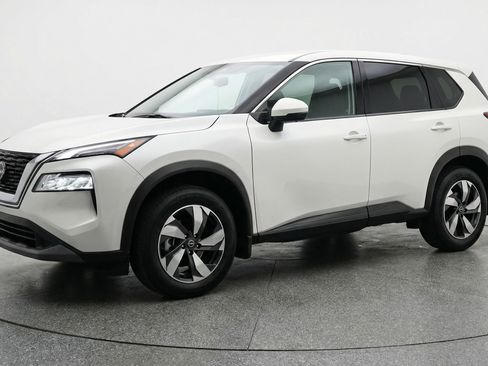 Used 2025 Nissan Rogue SV image 3