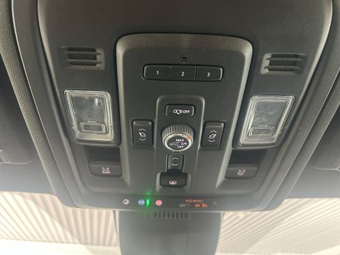 Used 2023 Chevrolet Suburban Premier AWD/4WD image 34