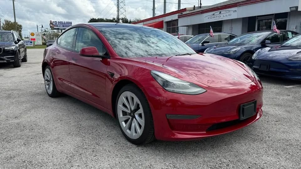 Used 2023 Tesla Model 3 Standard Range RWD image 1