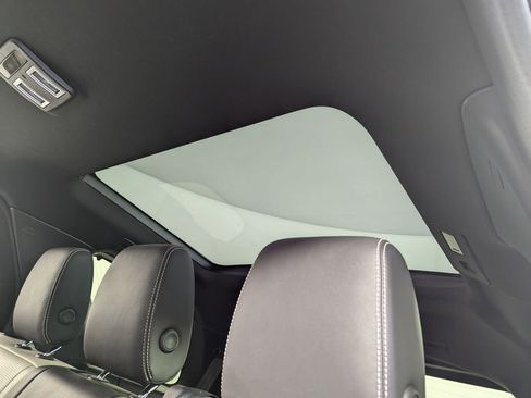 Used 2024 Land Rover Discovery Dynamic SE image 40