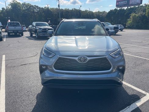 Used 2023 Toyota Highlander XLE image 2