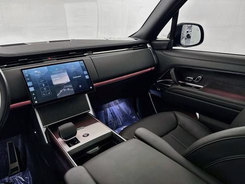 Certified 2025 Land Rover Range Rover SE AWD/4WD image 24
