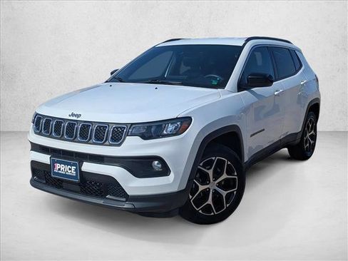 Used 2024 Jeep Compass Latitude AWD/4WD image 2