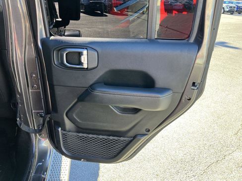 Used 2018 Jeep Wrangler Unlimited Sahara image 32