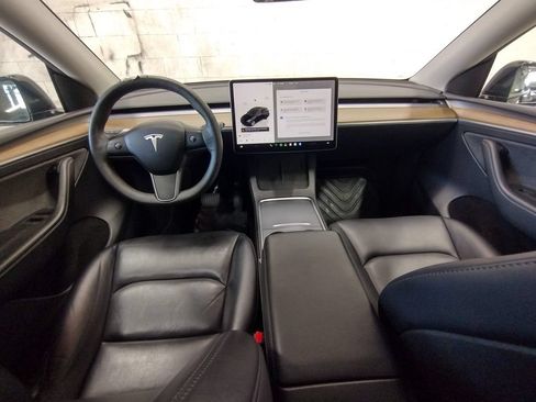 Used 2024 Tesla Model Y Long Range AWD/4WD image 32