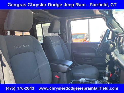 Used 2018 Jeep Wrangler Unlimited Sahara AWD/4WD image 15