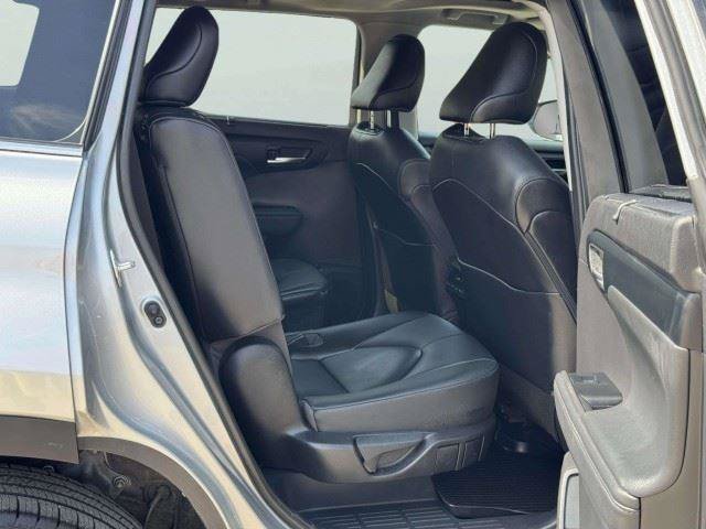 Used 2021 Toyota Highlander XLE AWD/4WD image 49
