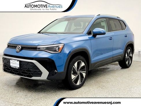 Used 2025 Volkswagen Taos SE image 1