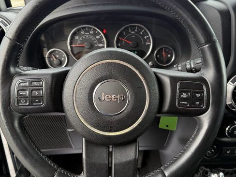 Used 2015 Jeep Wrangler Unlimited Sahara w/ Connectivity Group AWD/4WD image 13