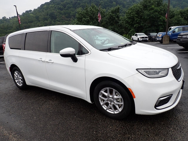 Used 2023 Chrysler Pacifica Touring-L FWD image 11