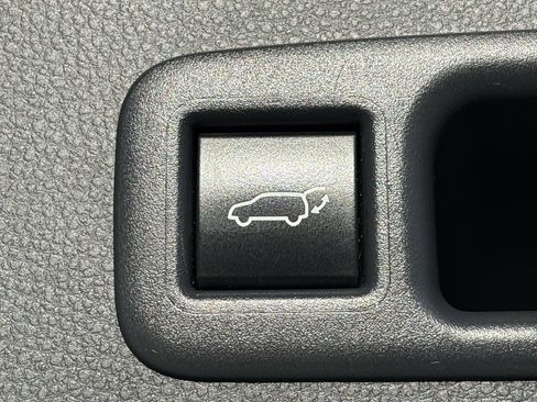 Used 2023 Toyota Highlander LE image 32