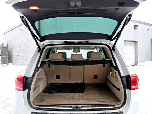 Used 2014 Volkswagen Touareg Sport image 7