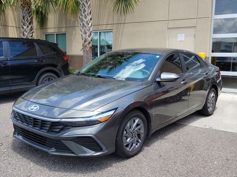 Used 2024 Hyundai Elantra SEL FWD image 2