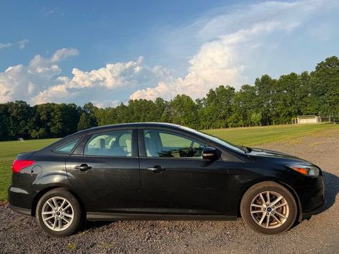 Used 2015 Ford Focus SE FWD image 5