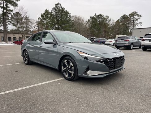 Used 2022 Hyundai Elantra Limited w/ Cargo Package image 4