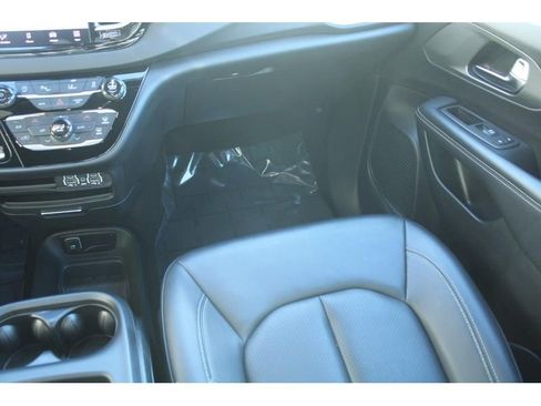 Used 2025 Chrysler Pacifica Select image 17