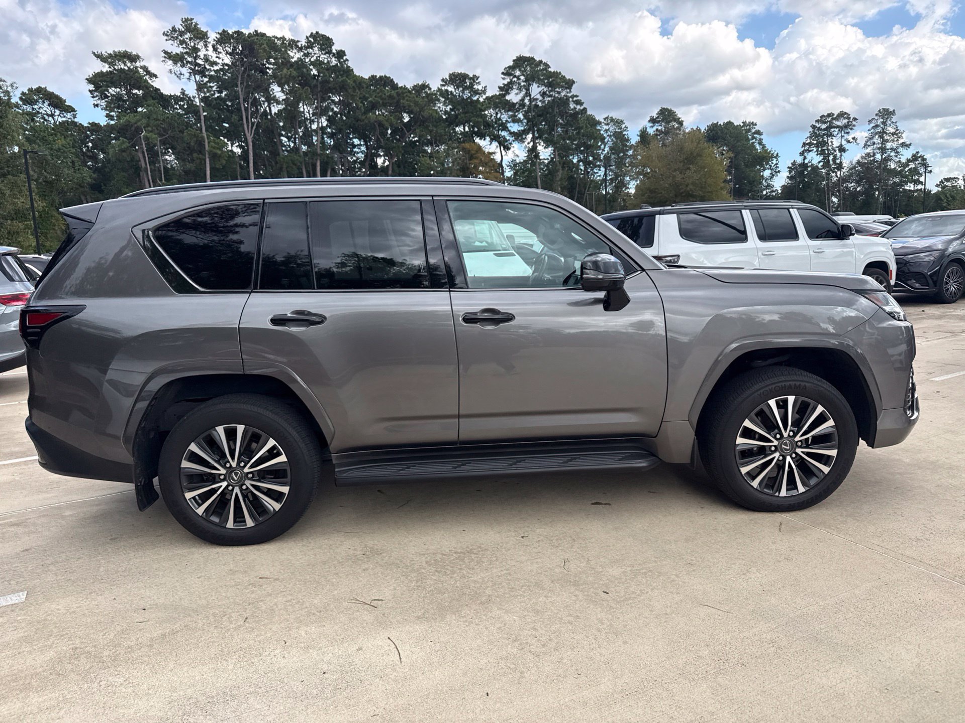 Used 2023 Lexus LX 600 4WD w/ Appearance Package image 3