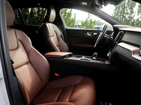 Used 2025 Volvo V60 B5 Cross Country Plus image 33