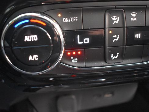 Used 2024 Chevrolet Trax LT w/ Sunroof Package FWD image 33