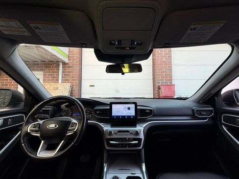 Used 2022 Ford Explorer XLT w/ Equipment Group 202A AWD/4WD image 25