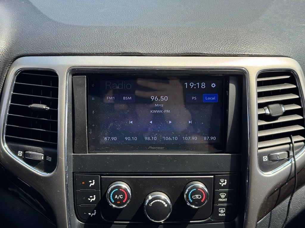Used 2011 Jeep Grand Cherokee Laredo AWD/4WD image 3