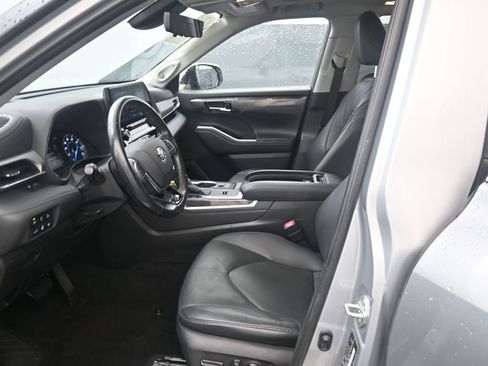 Used 2020 Toyota Highlander Platinum image 15