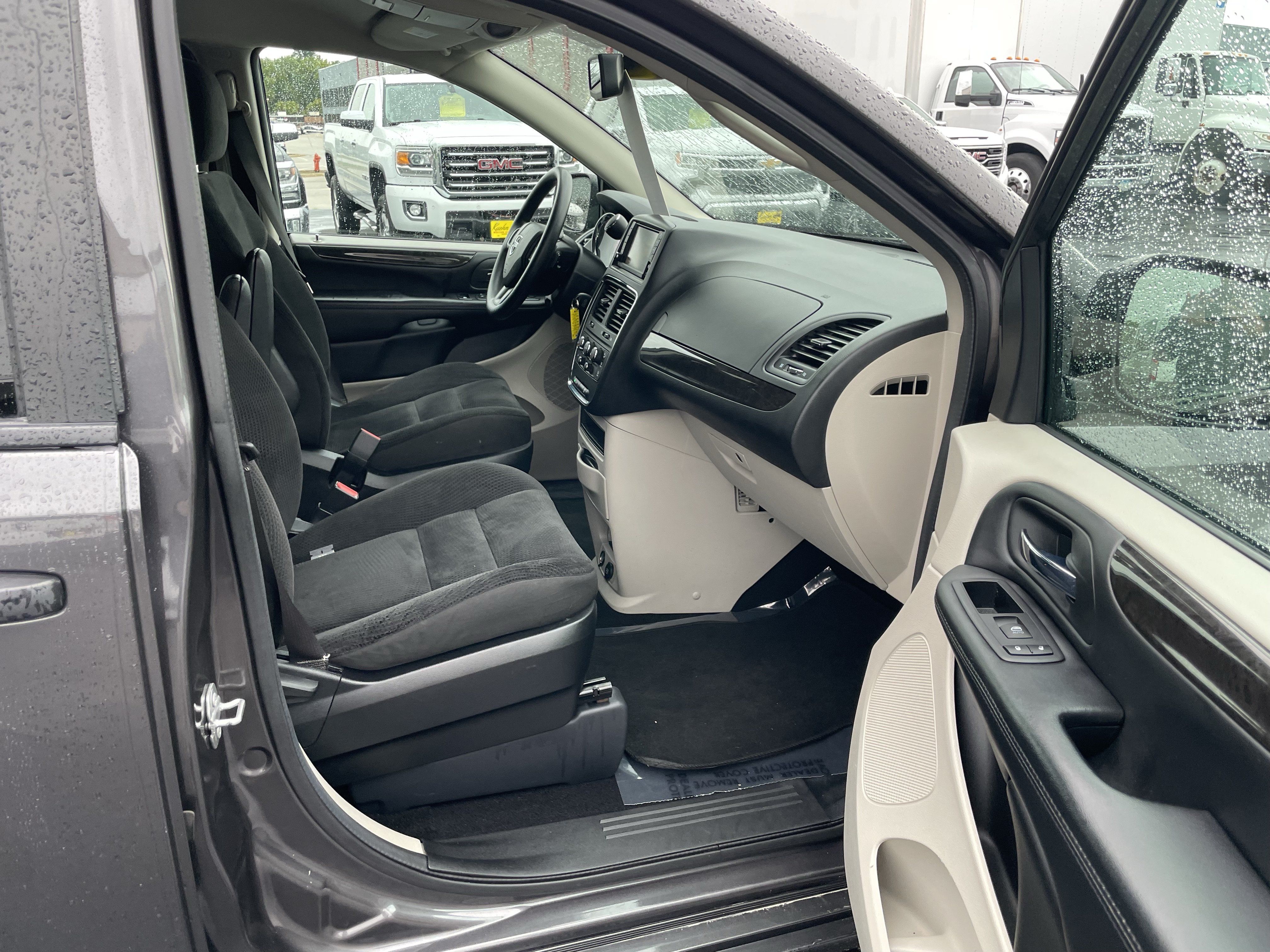 Used 2020 Dodge Grand Caravan SE FWD image 23
