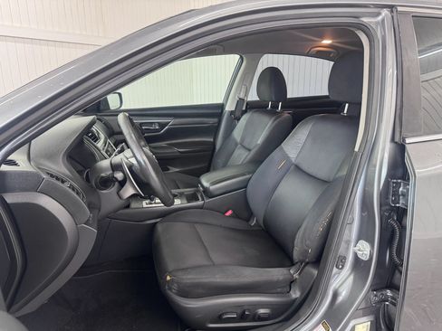 Used 2017 Nissan Altima 2.5 SR w/ Midnight Edition Package FWD image 9