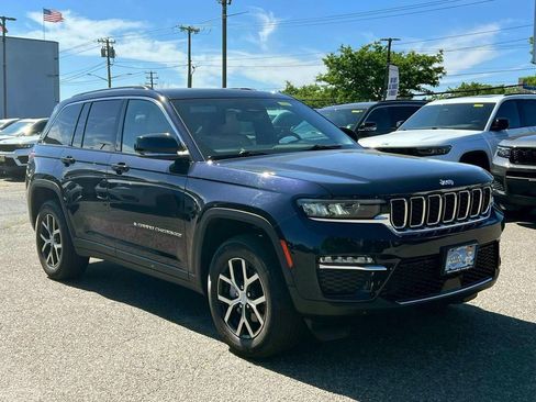 Used 2023 Jeep Grand Cherokee Limited AWD/4WD image 1