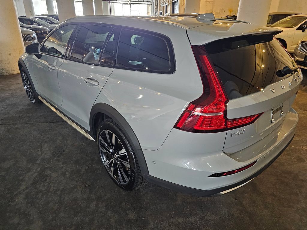 Certified 2025 Volvo V60 B5 Cross Country Ultra AWD/4WD image 2