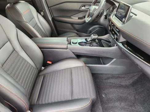 Certified 2025 Nissan Rogue SV image 11