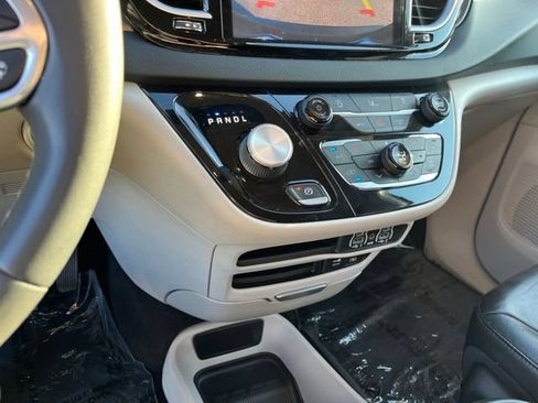 Used 2022 Chrysler Pacifica Touring-L FWD image 27